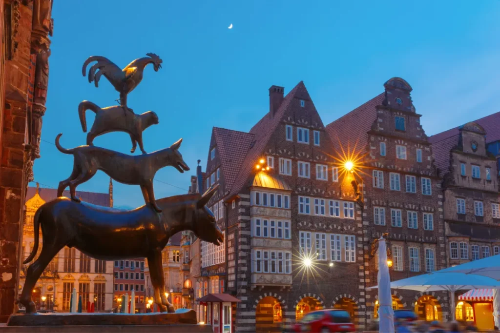 Bremer Stadtmusikanten am Abend in der Bremer Altstadt