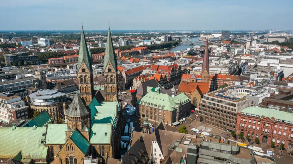 Luftbild der Bremer Altstadt mit Dom – Hausverwaltung in Bremen